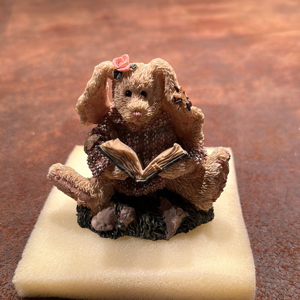 Boyd’s Bears resin figure. ‘Daphne…the Reader Hare’